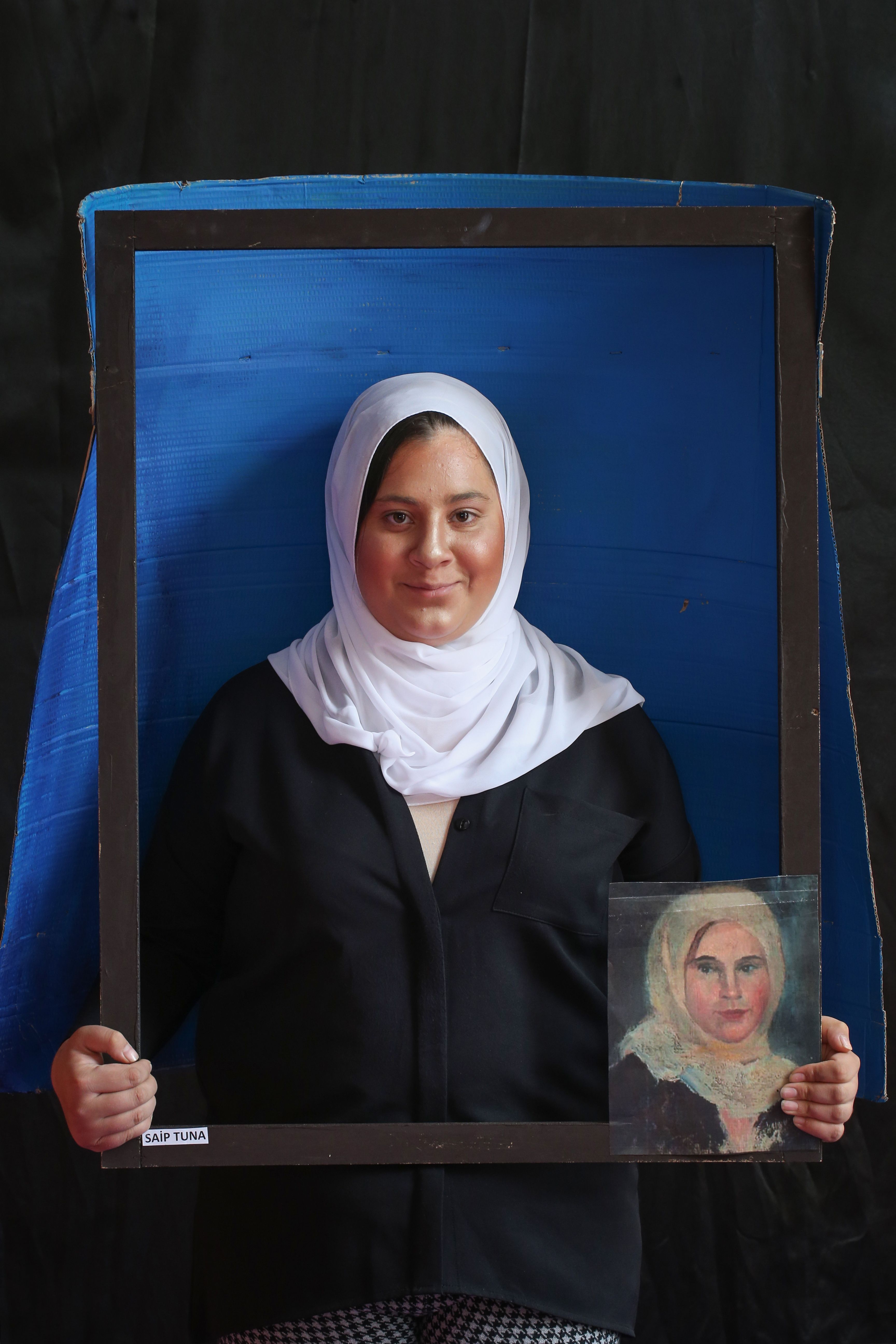 Okuldaki her ocuun ayr bir yetenee sahip olduunu ancak sanata ilgi duyan rencileri tespit ederek onlarn donanml hale gelmelerine olanak salamaya altklarn anlatan Eren, ie okulda bir atlye kurmakla baladn ifade etti.  