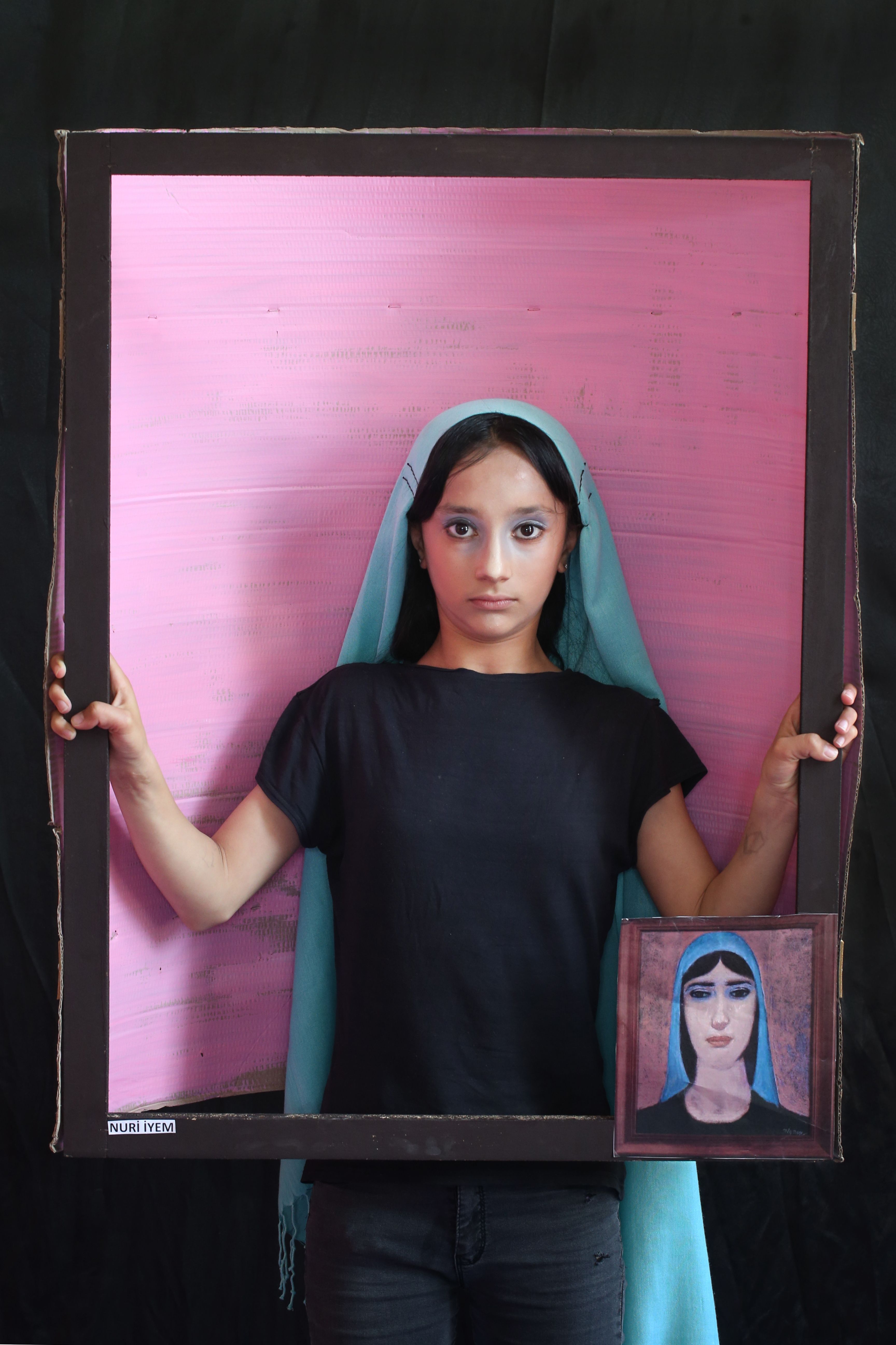 Atlyenin her tarafn rengarenk boyadklarn belirten Eren, 'Amacmz atk malzemeleri deerlendirmek. e de buradan baladk. Bunun iin masalar yal boya ve duvar boyalaryla renklendirdik. Okul sadece retmen ve idarecilerden ibaret deil. almalarmzn ounda esnafmzn katks byk. Malzemelerin ounu onlardan temin ettik.' dedi.  