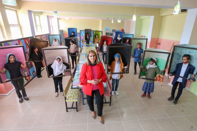 Okul Mdr ahin Ballkaya da Eren'in almalarna byk destek verdiklerini dile getirerek, 'almalarn ksa srede bu kadar ilgi greceini beklemiyorduk. rencilerim ve retmenim adna ok mutlu ve gururluyuz. Okulumuz ilgi grmeye balad. rencilerimiz Van Gl'nden doan birer gne olacak.' diye konutu.  