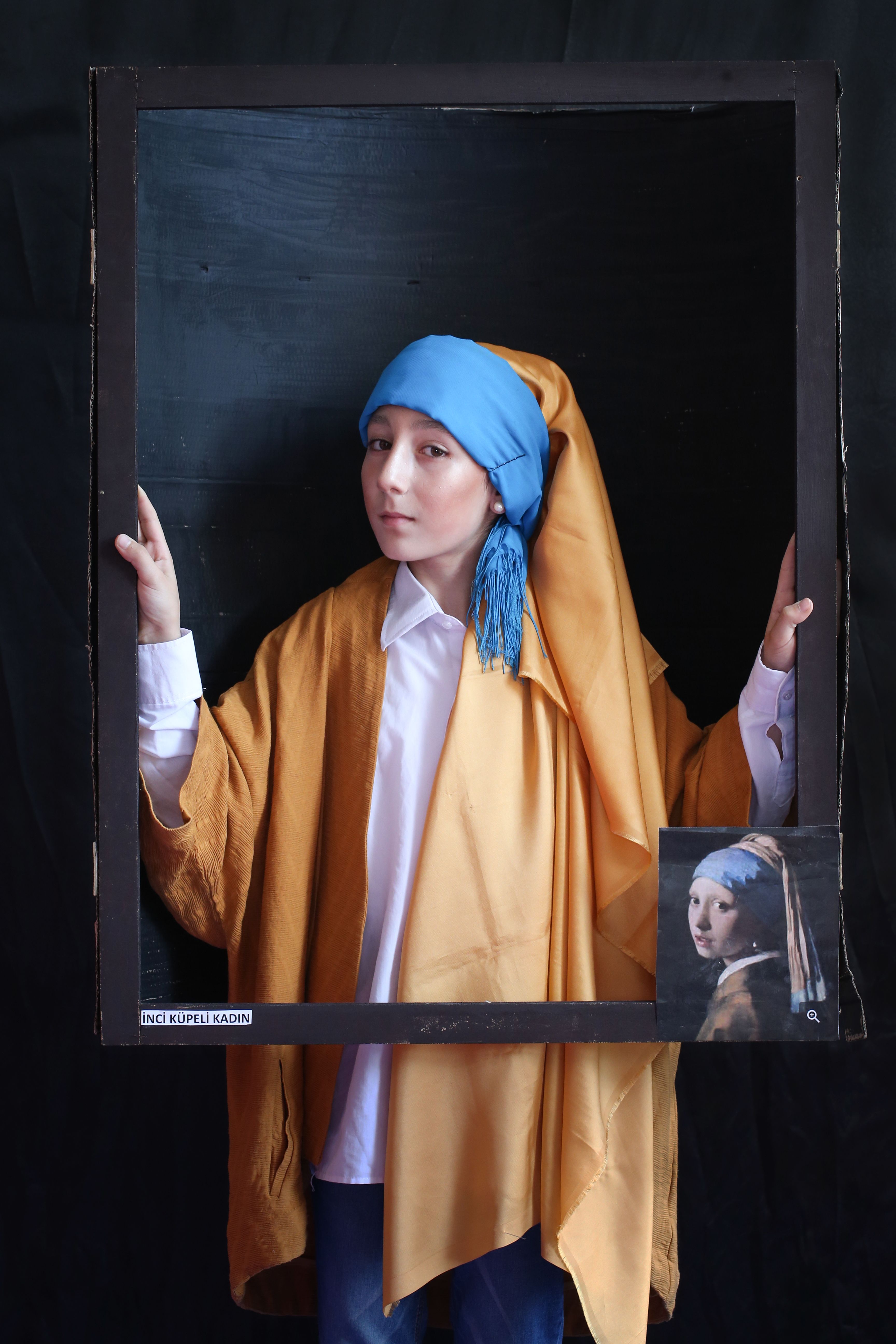 retmen Eren'in son almas sosyal medyada byk beeni toplad. Eren, sene banda balatt almalar kapsamnda temin ettii it ve kartonlar geri dntrerek bir ereve haline getirdi.  