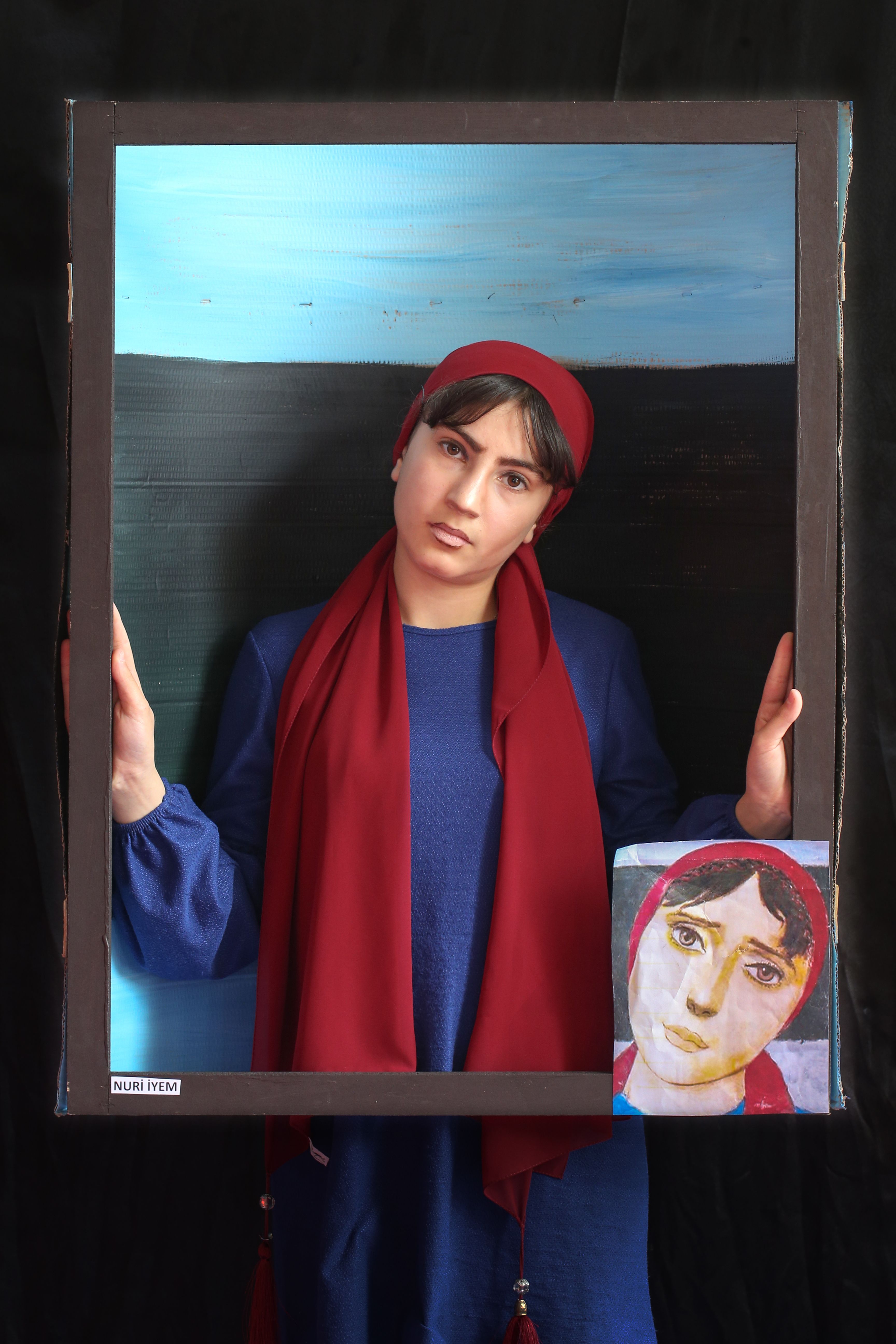 Resimlerdeki karakterlere benzemek iin ayn giyim ve makyaj yapan renciler, oluturulan tablonun iine girip o kiiyi canlandrd.  