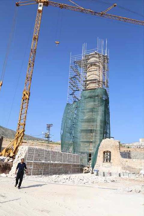 'Sleyman Han Camisi'nin minaresi 132 sradan olumaktayd. Bunu zel tekniklerle tek tek skerek yeni yerine tadk ve inasna baladk. u anda 132 srann 101 sras tamamland. Sfr hasarla devam eden almalarmz titizlikle sryor.' dedi.    