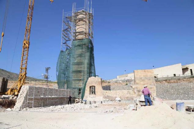 Minarenin 101 metresi numaralandrlm talarn titizlikle birletirilmesiyle yeniden rld.  