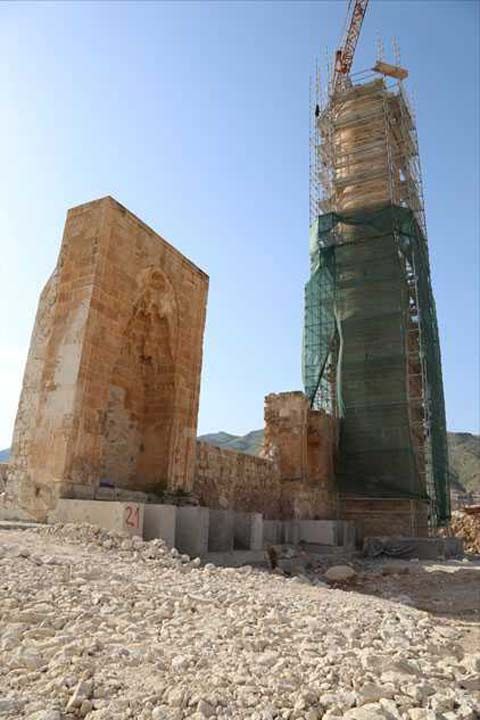 Sleyman Han Camisi'nin aslna uygun rnei ina edilecek Ksal, almalar kapsamnda btnsel olarak tanan tarihi caminin kap ve emesinin yeni yerindeki yerletirme ileminin tamamlandn belirtti.   