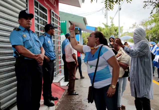 Tren esnasnda kalabalk polislere byk tepki gsterdi.  