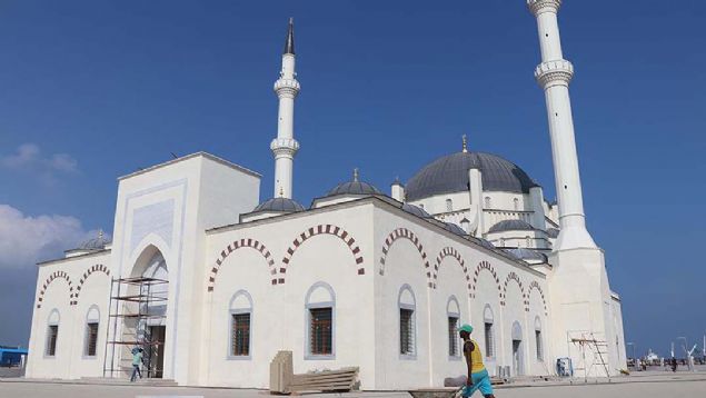 CBUT, II. ABDLHAMD HAN CAM  <br><br>  TDV'nin Afrika Boynuzu lkelerinden Cibuti'de yaptrd II. Abdlhamid Han Camii ve Klliyesi, Cibuti'nin en byk camisi olma zelliini tayacak.  <br><br>  Ayn anda 5 bin kiinin ibadet etmesine imkn veren II. Abdlhamid Han Camii, Osmanl Devleti'nden sonra Afrika'da bir Osmanl Sultan adna yaptrlan ilk cami olacak.          