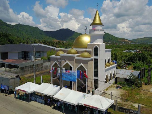 FLPNLER, TACLOBAN CAM  <br><br>  Filipinler'de yaanan Haiyun tayfununda byk hasar gren ve Mslmanlarn youn olarak yaad Tacloban kentinde yklan caminin yerine Tacloban Camii ina edildi.  <br><br>  Mtemilatyla birlikte 400 metrekarelik alana sahip olan Tacloban Camii'nde ayn anda 350 kii ibadet edebiliyor.               