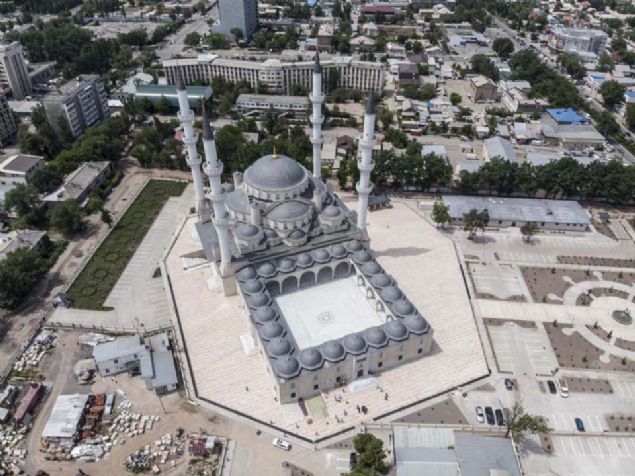 KIRGIZSTAN, BKEK CUMHURYET MERKEZ MAM SERAHS CAM  <br><br>  Orta Asya'nn en byk camisi olduu belirtilen Bikek Cumhuriyet Merkez mam Serahsi Camii, Krgzistan'n bakenti Bikek'te yaptrld.  <br><br>  Diyanet leri Bakanl ve Trkiye Diyanet Vakf tarafndan yaptrlan ve 2 Eyll 2018'de Cumhurbakan Recep Tayyip Erdoan'n katlmyla alan Bikek Cumhuriyet Merkez mam Serahsi Camii'nde 20 bin kii ayn anda ibadet edebiliyor.     
