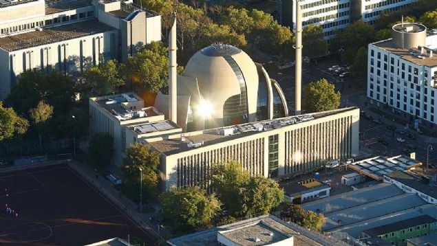 ALMANYA, DTB KLN MERKEZ CAM  <br><br>  Avrupa'nn en byk camilerinden biri olan Diyanet leri Trk slam Birlii (DTB) Kln Merkez Camii'nin resmi al, Cumhurbakan Erdoan'n katlmyla 1 Ekim 2018 tarihinde gerekletirildi.  <br><br>  zgn mimarisiyle dikkat eken Kln Merkez Camii, bin 250 kiinin ayn anda ibadet edebilecei ekilde tasarland.                