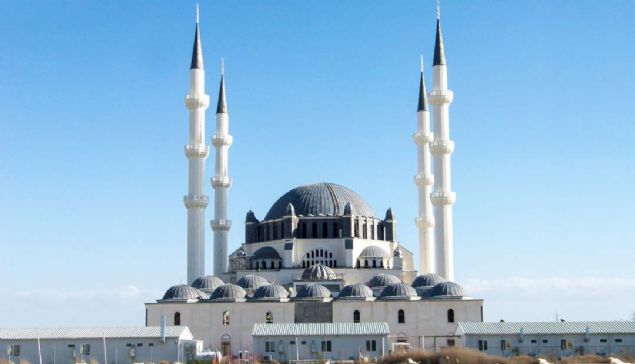 KKTC, HALA SULTAN CAM  <br><br>  Kuzey Kbrs Trk Cumhuriyeti'nin bakenti Lefkoa'da ina edilen Hala Sultan Camii'nin mimarisinde, Edirne Selimiye Camii'nden esinlenildi.   <br><br>  Yaklak 3 bin 500 metrekare alana sahip olan Hala Sultan Camii'nde ayn anda 7 bin 500 kii ibadet edebiliyor.               