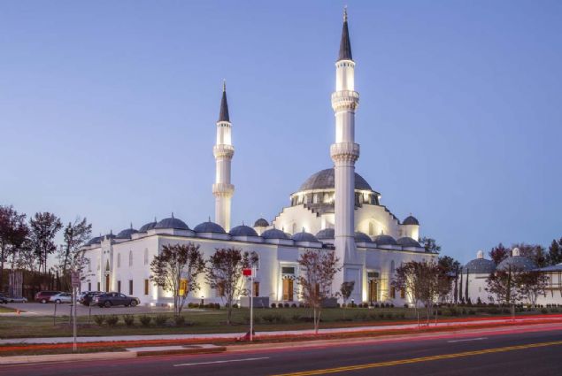 ABD, DYANET MERKEZ  <br><br>  Diyanet leri Bakanl ve TDV i birliiyle yaplan Amerika Diyanet Merkezi, Cumhurbakan Erdoan'n katld trenle 2 Nisan 2016 tarihinde hizmete ald.  <br><br>  ABD'deki Mslmanlar ayn at altnda buluturan ilk Trk slam merkezi olma zellii tayan klliyede ayn anda 3 bin kii ibadet edebiliyor.   <br><br>  16'nc yzyl geleneksel Osmanl mimarisine uygun olarak ina edilen cami, bin 879 metrekare alan zerine ina edildi.   <br><br>  Klliyede ibadethanenin yan sra 300 metrekare geniliinde slam Eserleri Mzesi ve Seluklu mimarisine uygun ina edilen kltr merkezi de yer alyor.                