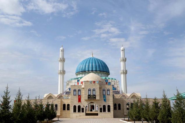 KAZAKSTAN, HOCA AHMET YESEV CAM  <br><br>  Trk-Kazak dostluunu yanstan Hoca Ahmet Yesevi Camii, Kazakistan'n Trkistan ehrinde UNESCO tarafndan dnya kltr miras olarak kabul edilen byk Trk mutasavvf Hoca Ahmet Yesevi Trbesi'nin yan bana ina edildi.  <br><br>  TDV tarafndan yaptrlan ve yapm 2015'te tamamlanan Hoca Ahmet Yesevi Camii, Cumhurbakan Erdoan ve dnemin Kazakistan Devlet Bakan Nursultan Nazarbayev tarafndan ibadete ald.  <br><br>  evre dzenlemesiyle birlikte 20 bin metrekare alana sahip olan Hoca Ahmet Yesevi Camii'nde ayn anda 3 bin kii ibadet edebiliyor.         