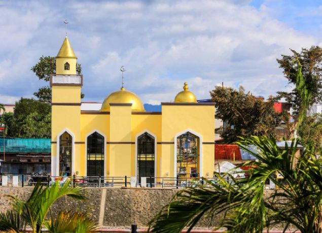 FLPNLER, FATH CAM  <br><br>  Filipinler'in Haiyun tayfunundan etkilenen Ormoc ehrine ina edilen Fatih Camii, 200 kiinin ayn anda ibadet edebilecei ekilde tasarland. Fatih Camii, 2015 ylnda tamamlanarak ibadete ald.              