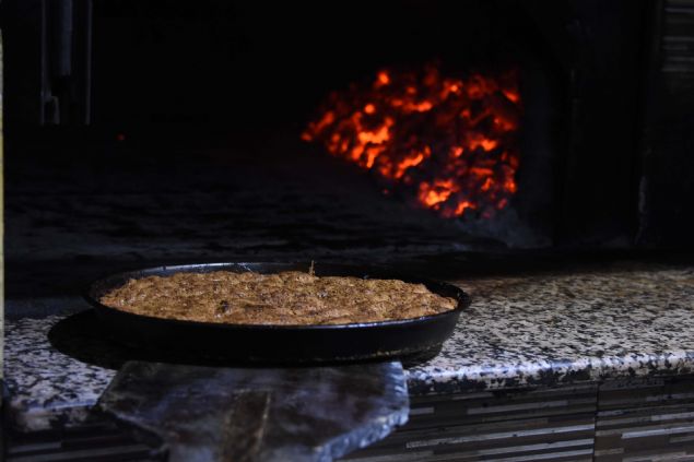 <p> <span style='color: rgb(51, 51, 51); font-family: "Roboto Condensed"; font-size: 19px;'>Sade olarak yapılan orijinal tahinli pidemizin yanı sıra, cevizli, cevizli-kaymaklı, cevizli-tereyağlı, Antep fıstıklı gibi çeşitleri vardır. Bunun yanında müşterilerimizin istekleri doğrultusunda daha başka çeşitlerde yapıyoruz. Üzümlü, çikolatalı, şekerli isteyen müşterilerimiz var" diye konuştu.</span></p>