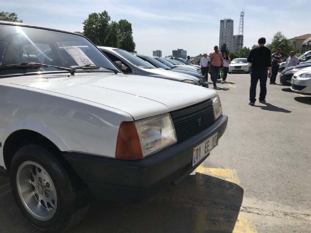 PAZARLIK ETMEK ADAM LDRMEK DELDR  <br><br>  Pazarlk yaparken her arabann maliyeti olduunu iyi bilin. Sahibi satn alrken o ara iin bir bedel dediini unutmayn. Ve kimse size bedelsiz bir araba verecek diye beklemeyin.  <br><br>  Hibir piyasada en dk fiyattan alp, en yksek fiyattan satamazsnz. in kural ykseliten ve dten faydalanabilecek durumda olmanzdr.  <br><br>  Her aracn bir parasnn bir bedeli vardr. Arata izik varsa tamam boyal eklinden konumamalsnz. Ayrca aracn model ya nemlidir ama iin tamam deildir. 8 yl bir memur tarafndan Ankara'da kullanlm tm bakmlar serviste yaplm 40.000 km'yi grmemi bir ara ile pazarlk ederken ama bu ara 8 yanda noktasndan girmeniz pek ie yaramaz.  <br><br>  Aracn frsatlarn iyi grp tehditler konusunda ufak riskler almanz gerekebilir. Burada satcnn cann yakmadan ne kadar debileceini renmek nemlidir. <br><br>  Bazen biraz can yakacan bir pazarlk unsuru olarak kullanabilirsiniz ama piyasa tabiri ile 'lc' olmayn.   