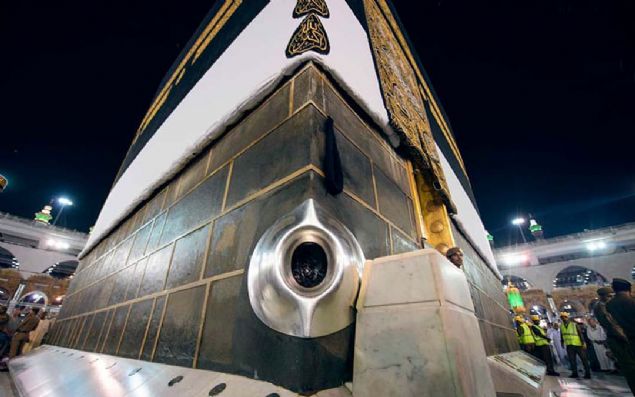 HACER'L ESVED NEDR?  <br><br>  Hacer'l Esved, Arapada 'siyah ta' anlamna gelmektedir.   <br><br>  Yaklak 30 cm apnda ve yumurta biimindeki bu tan siyaha yakn koyu krmz renkte olmas sebebiyle byle adlandrld anlalmaktadr.  