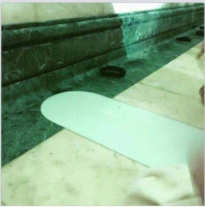 KBENN NDE NE VAR?  <br><br>  Ylda iki kere (aban ve zilkade aylarnda) temizlenen Kbe'nin ierisinde, aty destekleyen  stun bulunuyor.  duvarlarnda ayetler yazl olan Kbe'nin atsna erimek iin altn bir kapnn arkasnda merdiven bulunuyor.  <br><br>  Gne nn ieri girecei herhangi bir penceresi bulunmayan Kbe'nin iindeki  stunun aralarnda asl kandiller yer alyor.  