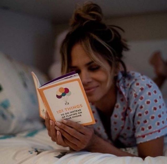 Halle Berry  <br><br>  101 Things to Do Instead of Playing on Your Phone / Ilka Heinemann   
