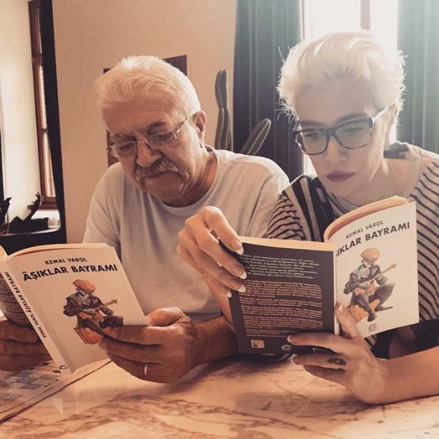 Sla  <br><br>  'Baba-kz ayn kitab okuyoruz. Sinsi Hande de karmam, ekmi'   