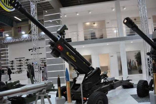 Klasik mevzilenme prosedrlere ihtiya olmadan hedefe ynelme yapabilen silah kara, hava ve denizden intikal esnasnda konum ve istikamet bilgilerini gncelleyerek 32 ile +44 derece aralnda 8 saat kesintisiz at yapabiliyor.          