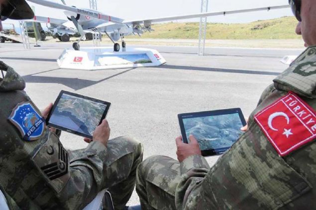 'MLL GOOGLE EARTH' OLARAK ADLANDIRILAN CAS EFES TATBKATI'NDA KULLANILDI  <br><br>  Mobil haberleme iin ordumuzun hizmetine sunulacak olan Corafi Analiz Sistemi (CAS) getiimiz gnlerde tantld.   <br><br>  Efes 2018 Tatbikat erevesinde sergilenen ve u ana dek olduka baarl sonular alan uygulama, henz sivil kullanma almad.  <br><br>  Getiimiz yl bir dnem sivil kullanma alan ancak ksa bir sre sonra yayndan kaldrlan uygulamann yeni dnemde kullanma almas bekleniyor.         