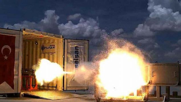 Elektromanyetik frlatma sistemleri, gelecein hava savunma silah olarak gsteriliyor.  <br><br>  Bu teknoloji kullanlarak gelitirilen ve 'railgun' ad verilen silahlarn ok uzun mesafelerde etkili olmas, savunma alannda nemli bir kuvvet arpan olarak yer almas ngrlyor.  <br><br>  Mhimmatn namludan yksek hzla kmas, klasik silahlara nazaran ok daha uzun menzillere ats yaplabilmesi anlamna geliyor.  <br><br>  Trkiye'de gelitirilecek akll mhimmatlar ile birlikte 'railgun' sistemleri hem uzun menzilli kara topu silah hem de ok etkili bir hava savunma silah olarak kullanlabilecek.        