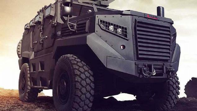 Ate, KBRN hava filtre sistemi, hidrolik kurtarma vinci, otomatik yangn sndrme ve infilak bastrma sistemi, bamsz sspansiyon, diferansiyel kilitleri gibi donanmlar barndryor.   <br><br>  Motor gc 400 beygir olan ara, azami 700 kilometre menzile sahip bulunuyor.   <br><br>  Ara, ASELSAN'n Acar Kara Gzetleme Radar, ahingz-OD Elektro-Optik Sensr Sistemi ve Seda (Yank) At Yeri Tespit Sistemi ile etkin bir snr gvenlii salayacak.                       