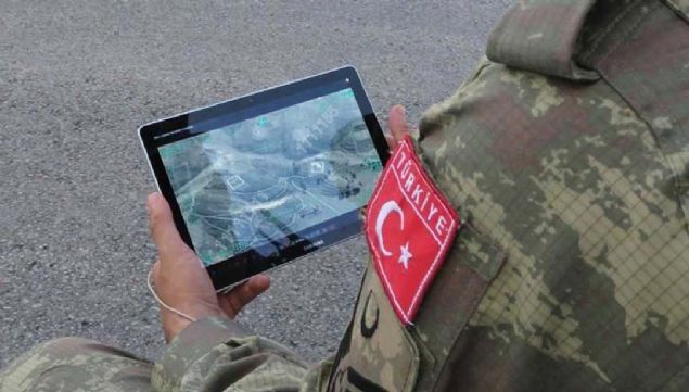 Bayraktar TB2den gelen grntler, Kuzgun ile canl olarak fuar alanndaki katlmclarn mobil cihazlarna aktarld.  <br><br>  Gvenlik ve performans testlerini baaryla geen Kuzgun, utan uca ifreleme ile grntleri askeri adan mobil internet ana gvenli ekilde aktarabiliyor.   <br><br>  Sistem sayesinde blgede bulunan askeri personel, HA ve SHA'lardan gelen grntleri anlk olarak mobil cihaznda grebilecek.         