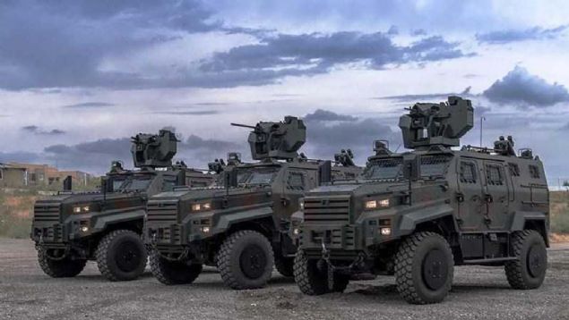 Yaln'n, ihtiya durumunda src koltuunda personel olmadan da grev yapabilmesine ynelik almalar yapyor. <br><br>  Savunma Sanayii Mstear smail Demir'in sosyal medyadan duyurduu test sonularna gre, zerinde ASELSAN'n SARP Uzaktan Komutal Stabilize Silah Sistemi bulunan 'Ejder Yaln', ara dndan baaryla kontrol edilebildi.  <br><br>  Aracn tek tula uzaktan komuta moduna alnmasyla ara dnda konumlu personel, kontrol panelleriyle 'Ejder Yaln' ynlendirdi ve eitli manevralar yapmasn salad.  <br><br>  Uzaktan komuta sadece aracn idaresiyle de snrl kalmyor. Aracn zerindeki silah sistemleri ve dier faydal ykler de operatrler tarafndan kontrol edilebiliyor.  <br><br>  Operatr, tm bu faaliyetleri nndeki monitrler araclyla izleyebiliyor.              