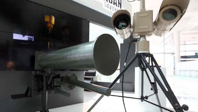 DRONE TEHDDN 'KAPAN' DURDURACAK   <br><br>  Trk savunma sanayisi, saldr amacyla kullanlan 'drone'lar etkisiz hale getirmek iin yeni bir zm gelitirdi.  <br><br>  Geleneksel gvenlik nlemleriyle tespit edilmeleri ok g olan 'drone'larn, tm dnyada dman unsurlar veya terristler tarafndan istihbarat veya saldr amal kullanm yaygnlayor.  <br><br>  Meteksan Savunma, SDT ve Tamgr Elektronik, farkl alanlardaki uzmanlklarn birletirerek bu tr tehditlere kar Kapan Drone Savar Sistemi'ni gelitirdi.         