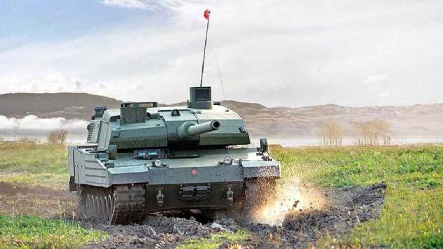 Altay tanknda tank komutan, nianc, src ve doldurucu, yani 4 mrettebat alyor. Altayn zerinde ana silah olarak, pek ok deiik mhimmat atabilen 120 mmlik 55 kalibre top mevcut.                      