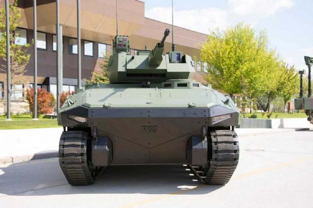 Geriye kalan arka ksmda ise personel tayc versiyonunda 8 kiilik, silah kuleli versiyonun da ise 6 kiilik personel (manga) blm yer alr.  <br><br>  Srcye, ara ierisinden dary izleme ve epeevre gr imkan salayan lazer korumal cam periskoplar mevcuttur.              