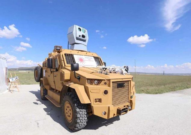 Testlerde LSS'nin hareketli bir kara arac zerinde istenen blgeye hzlca intikali, ardndan el yapm patlayclara, branda, rt gibi geici yol engelleyicilere, saldr ya da istihbarat amal uan ticari drone'lara kar etkinlii gsterildi.  <br><br>  LSS, altna patlayc madde balanm ticari insansz hava aracn gvenli bir mesafede patlatmay baard.      