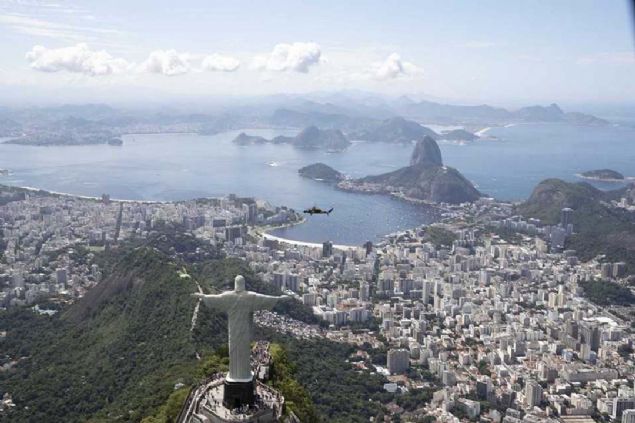 Taubate'de 25 Mart'ta balayan roadshow erevesinde, Atak helikopteri 11 pilot tarafndan, 22 sorti ile yaklak 18 saat uu yaparak, bin 360 mil katetti.   <br><br>  Rio de Janeiro kentinin simgelerinden olan Kurtarc sa heykeli etrafndan da uan Atak, performansyla pilotlarn ve izleyicileri beenisini kazand.                                