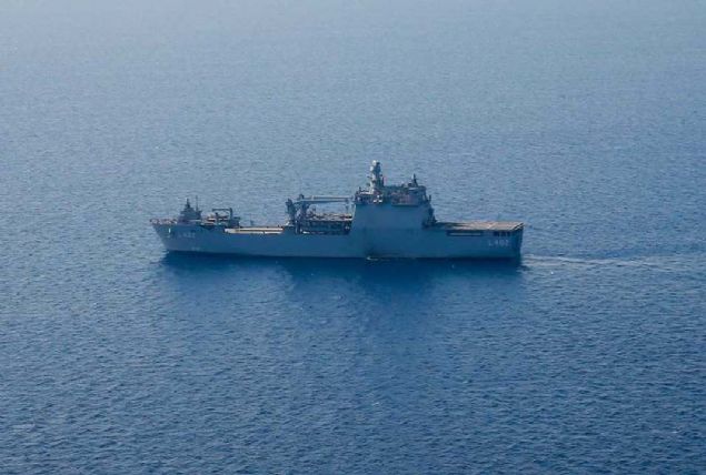 TCG Bayraktar, Trkiye'de zel sektr tersanelerince ina edilen en byk ve ileri teknolojiye sahip harp gemisi zellii tayor.  <br><br>  Snfnda dnyann en by olan geminin boyu 139 ve eni 19,60 metre, bir tabur asker ve 13 tank tayabiliyor.      