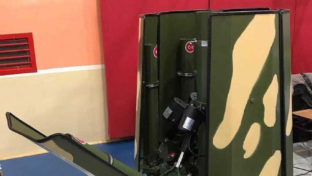 Proje kapsamnda doru ve hzl konumlandrma ve atelemeyle hedefin vurulmasn salayacak bir sistemin ortaya konulmasna alld.  <br><br>  rencilerden lyas Kocaer'in verdii bilgilere gre, ekip, en az 3 farkl mhimmat, toplamda ise 6 mhimmat atabilecek roketatar prototipi gelitirdi. Sistem, yatay eksende 360 derece hareket edebiliyor ve ok sayda tur atabiliyor.  <br><br>  Tm hareketler atelemeye gereksinim olmakszn mekanik olarak gerekletiriliyor. Roketatarn 6 namlusu da bamsz olarak dikey eksende 90 derece grev yapabiliyor.  <br><br>  Komutlar sisteme, ara bilgisayarndan bir arayz zerinden gnderiliyor.  