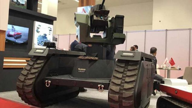 ARALAR BYDKE GREVLER ETLENECEK   <br><br>  Orta Snf nsansz Kara Aralar kategorisinde ise iki farkl seviyede ara gelitirilecek.  <br><br>  Bu kategorideki aralar genel olarak uzaktan komuta birimiyle kontrol edilerek keif ve gzetleme yapabilecek, gerektiinde silah kulesi entegre edilebilecek, eve dnme, belirlenecek seviyede balistik koruma, yksek hareket ve engel ama, kablolu ve kablosuz kontrol edilebilme gibi kabiliyetlere sahip olacak.  