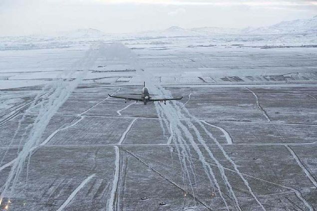 Savunma Sanayii Bakan smail Demir, sosyal medya hesabndan Hrku-C'nin son testine ilikin, 'Hrku eitim ua olma yannda, silahlar ve korunma sistemleriyle yakn hava destei grevlerine de hazr hale geliyor.' ifadesini paylat.   <br><br>  Hrku-C serisinin son versiyon ua yaklak 5 ton arla sahip olacak ve 1,5 ton faydal yk tayabilecek. Lazer iaretleme kabiliyetine sahip mesafe lerli kzl tesi ok bantl kamerayla gndz ve gece gzetleme yaplabilecek Hrku-C, gerektiinde yerli fze ve bombalarla grev icra edebilecek.  <br><br>  Hrku-C, 35 bin feet irtifa tavanyla 6 saate kadar havada kalabilecek.                 