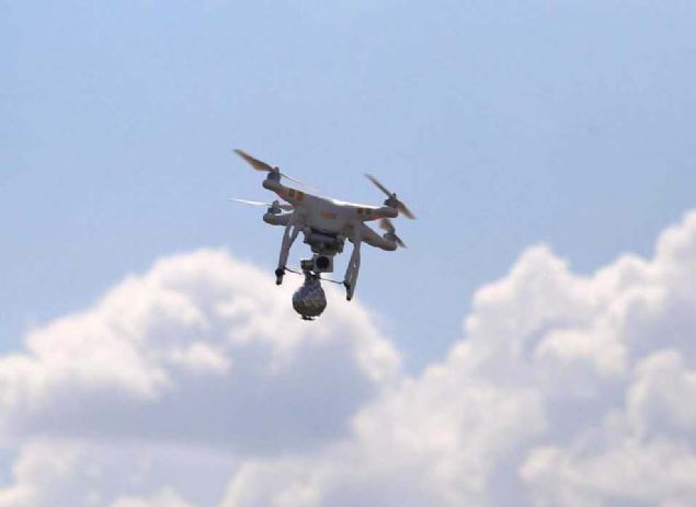 ASELSAN'DAN HA'LARA KARI 'LAZER SAVUNMA SSTEM'   <br><br>  Sistem sayesinde mini insansz hava aracnn kameras da yaklarak etkisiz hale getirildi.  <br><br>  Atm maliyeti kuru dzeyinde olan sistem ile aracn yakt olduu srece kesintisiz at yaplabiliyor.         