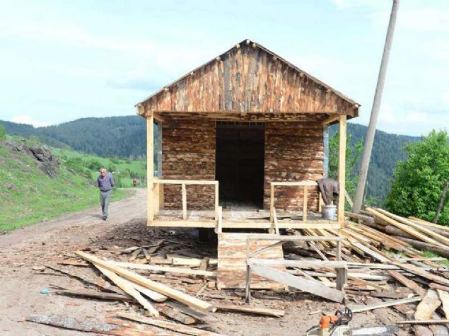 Ah�ap yap�da 'y�r�yen evi' and�ran kamyonet kasas�ndaki serender, yaylaya g�t�r�lecek. 