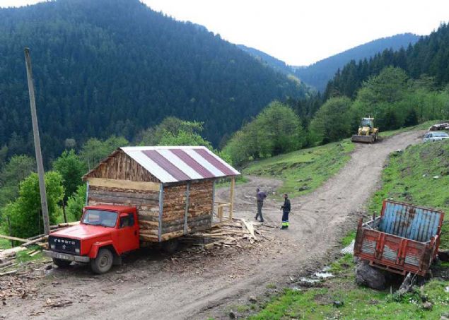 Kamyonetlerinin kasas� k���k gelince Bayraktar karde�ler, kasay� s�k�p Karadeniz'de yerden y�ksek yap�l�p �r�n saklamak i�in kullan�lan serender tarz�nda bir yap� in�a etti. 