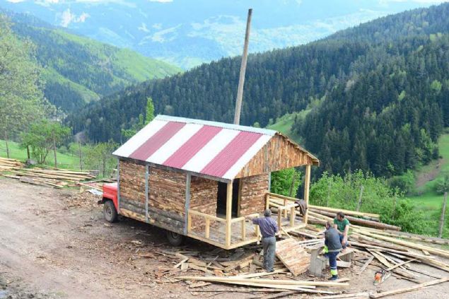 Bunun �zerine aray�� i�erisine girdiklerini belirten Bayraktar, kendisine pazarc� tezgah� �eklinde sat�� yapabilece�i tavsiyesinde bulunanlar oldu�unu kaydetti. 