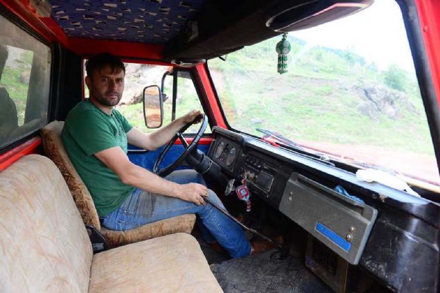 Bayraktar, ara�ta sat�� yapmay� d���nd���n� ancak bundan vazge�ti�ini ifade ederek, 'Kamyon kasas�n�n �zerinde sat�� yapacakt�k ama vazge�tik. Kasay� s�kt�k, �zerine k���k bir ev �eklinde bir �ey d���nd�k ancak yapt�k�a serender gibi bir �ey ortaya ��kt�.  <br><br>  Karde�imle beraber �zenerek insanlar�n da ilgisini �eken y�r�yen bir yap� ortaya ��kard�k.' dedi. 