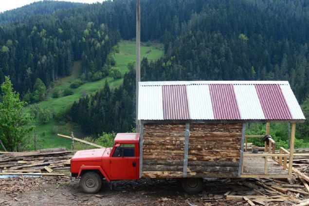 Ara�ta y�l boyunca sat�� yapmay� hedefledi�ini belirten Bayraktar, arac�n karavana da benzedi�ine i�aret ederek, 'Sosyal medyada ilgi g�rd�, 'Bunu bana ev olarak sat' diyen de oldu.  <br><br>  Tabii benim �u anki ihtiyac�m y�resel �r�n sat���. Onun d���nda tabii karavan olarak da kullan�labilir. �stedi�in yere g�t�r �ek, istedi�in kadar kal. ��erisi baya�� geni�.' �eklinde konu�tu. 