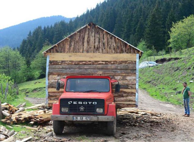 A�a�lar�n kabuk k�sm�n� kulland�lar   <br><br>  Yap�n�n mimarisinin Karadeniz'e uygun oldu�unu vurgulayan Bayraktar, 'A�ac�n i� k�sm�n� kullanmad�k, sadece d�� kabuk k�s�mlar�n� kulland�k ki do�aya uygun olsun. Tahta belki daha g�zel g�r�n�rd� ama eskiden evler bu �ekildeydi.' diye konu�tu. 