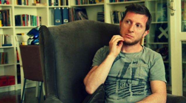 Plakay sorgulayan ekipler, plakann sahte olduunu tespit edince arac durdurdu. Yaplan incelemeler sonucu aracn mr Arpac'ya ait olduu anlalnca Cem . (25) gzaltna alnd. 