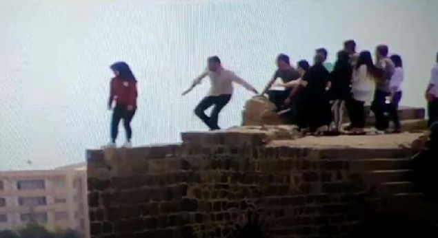 Surlara kan, C.P. adl gen kz, atlayacan syledi.   