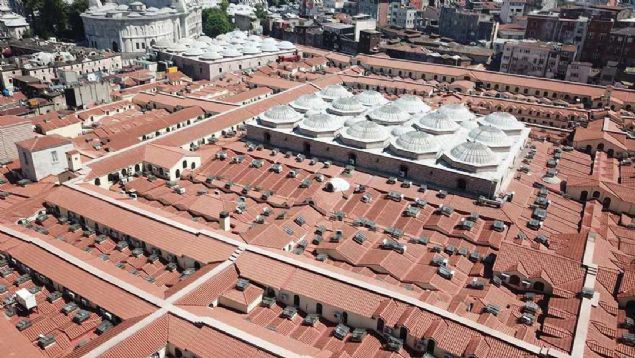 Szdrmazlk testlerinin ardndan 66 sokak, 2 bin 486 dkkann bulunduu Kapalar'nn atsna tam 800 bin adet yeni krmz kiremit dendi.  