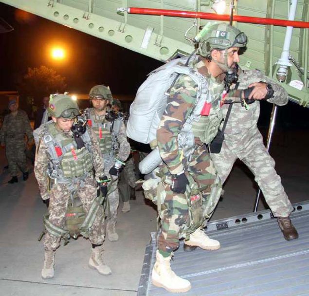 CN-235 CASA tipi uaa binerek ehit Temen Hasan Bak atma ve atlama sahasna paratle ini yapt 