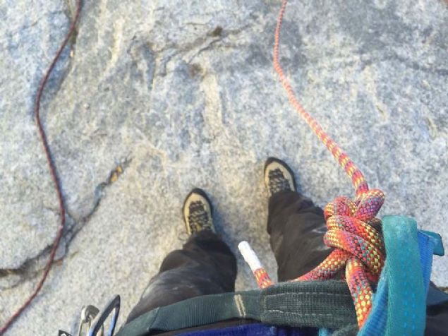 914 metrelik afak Duvar'nn (Dawn Wall) ilk k 1970 ylnda yaplmt.   <br><br>  O yllarda yapay trman yani kaya duvarna aklan ya da sktrlan malzemelere basp, bu malzemeler yardmyla kendini ekerek trmanma tekniiyle yaplan trman 28 gnde tamamlanmt.  <br><br>  Devrim niteliindeki bu k tabii ki gnmze de ilham verecekti.  